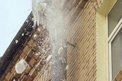 В Тамбове глыба льда серьёзно травмировала девушку