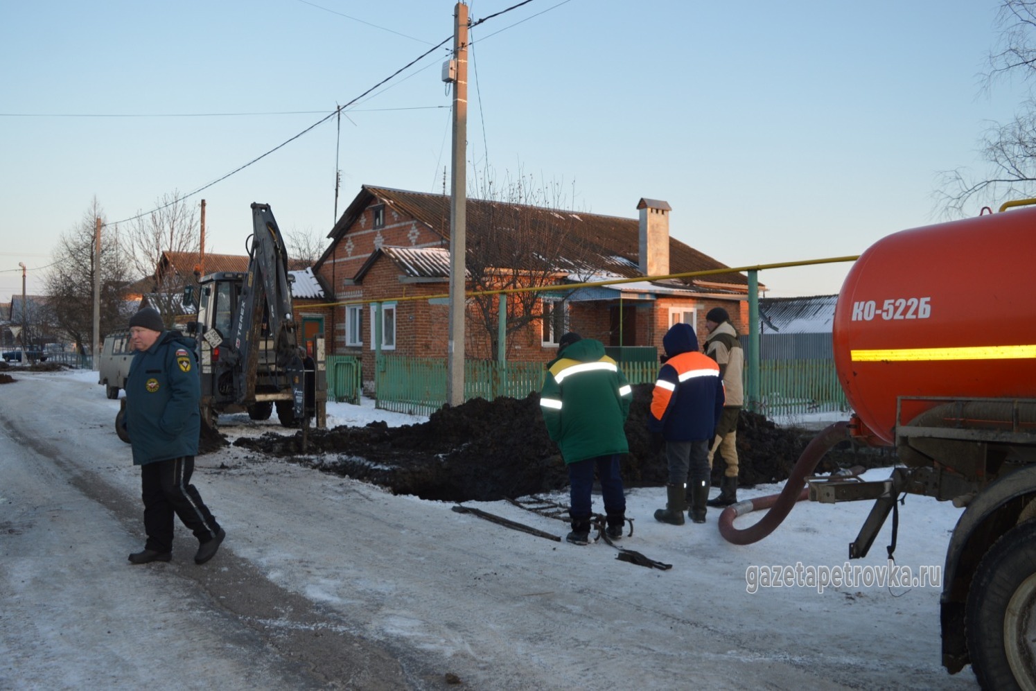 Работы по строительству водозаборной скважины и водонапорной башни в селе Петровском пока выполнены на 8%.