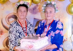 Двойной праздник в Первомайском: сёстры-близнецы отметили 85-летие
