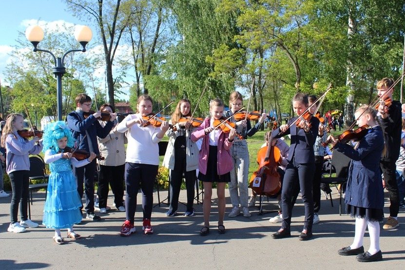 На главной аллее парка выступают юные музыканты ДШИ