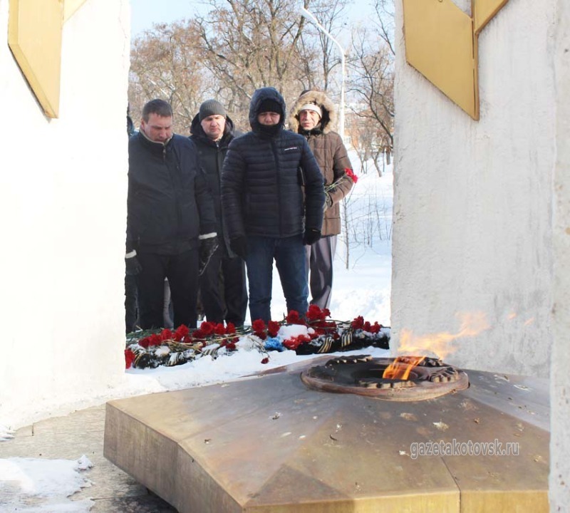 Возложение цветов к Вечному огню