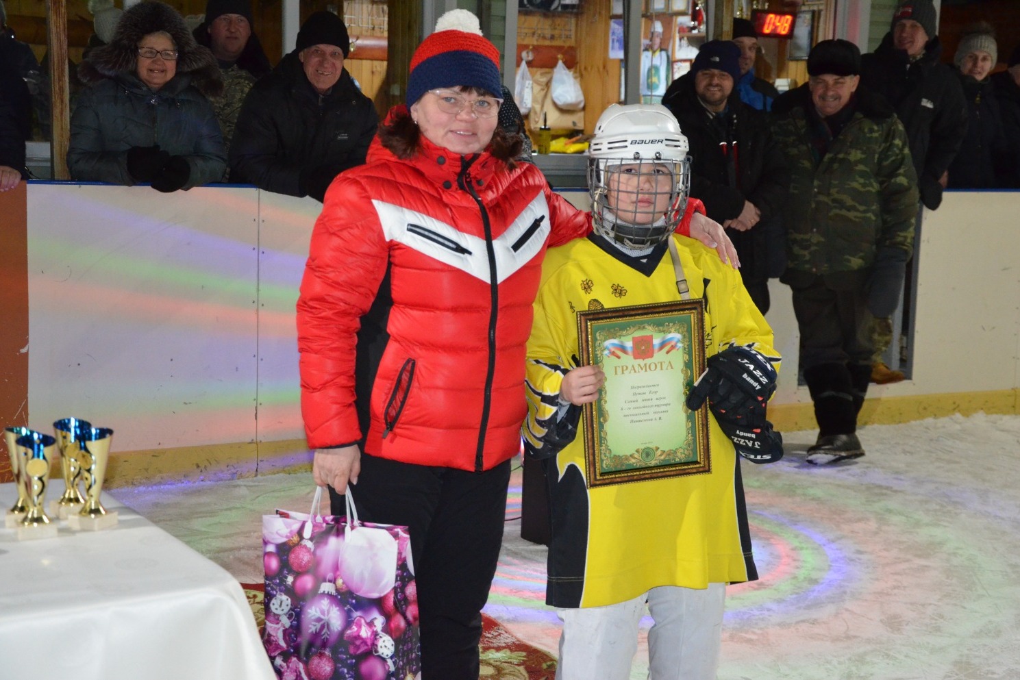 Награждение самого младшего игрока турнира Егора Пучкова
