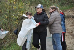 Волонтёры убрали мусор с Красненского карьера