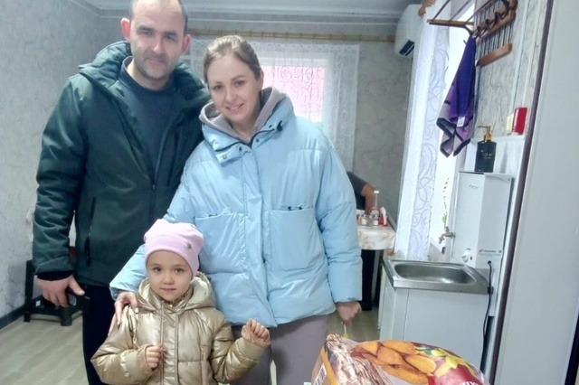Аня со своими родителями в пункте сбора гуманитарной помощи