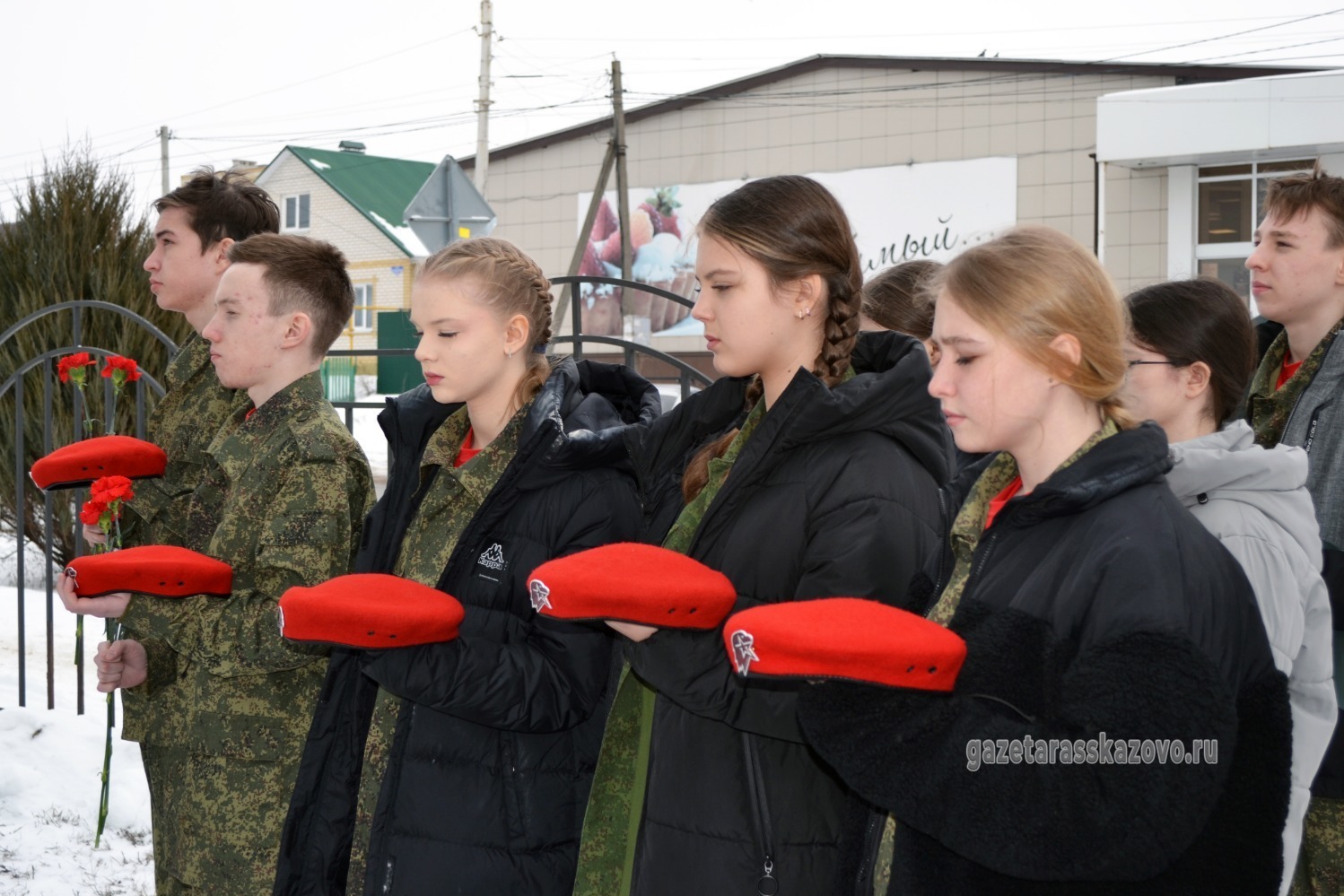Минута молчания в память об Александре Комягине и десантниках шестой роты 
