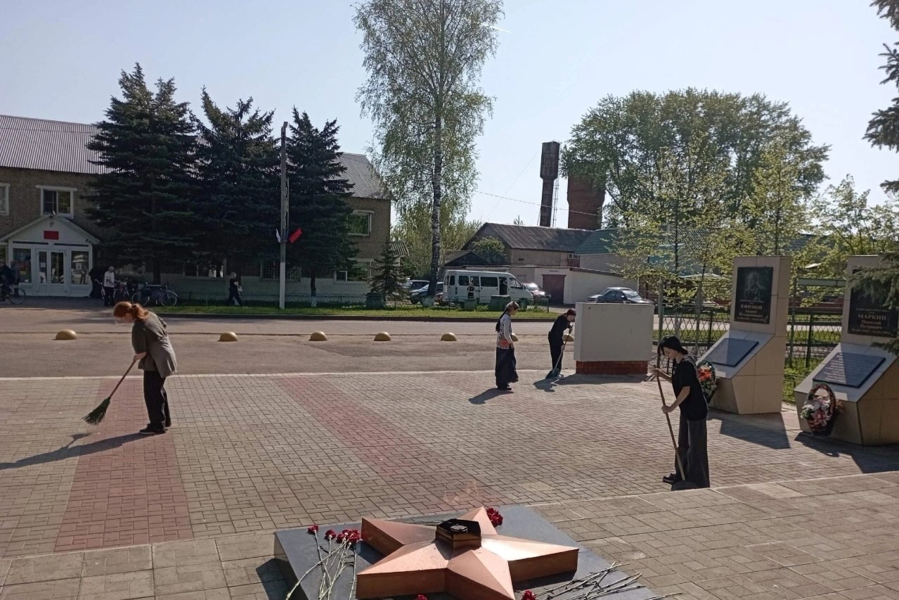 Уборка территории у мемориала воинам-умётцам