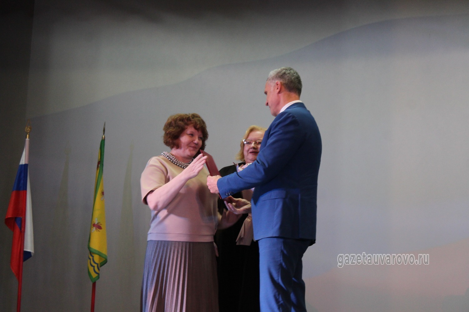 С наградой поздравляют Ларису Корневу