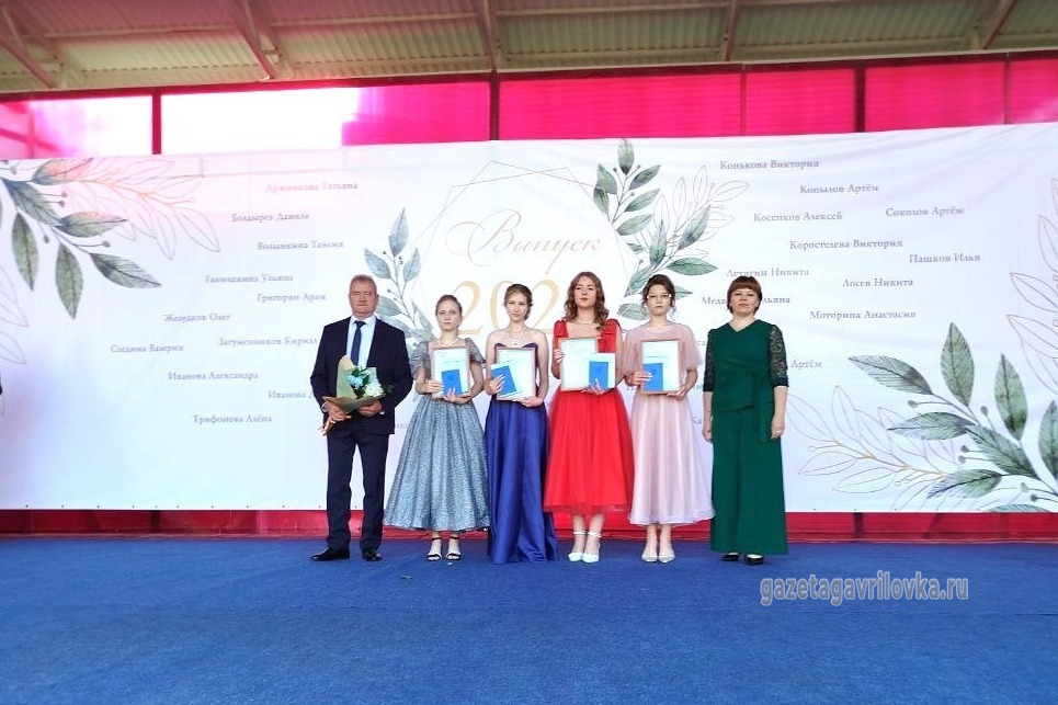 Выпускницы Осино-Гайского филиала школы
