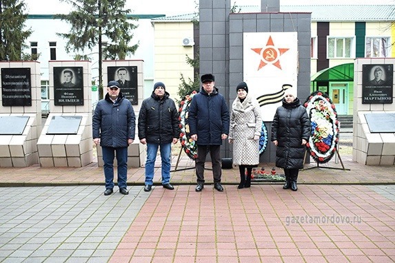Руководители Мордовского округа на военно-историческом мемориале героям Великой Отечественной войны в посёлке Мордово