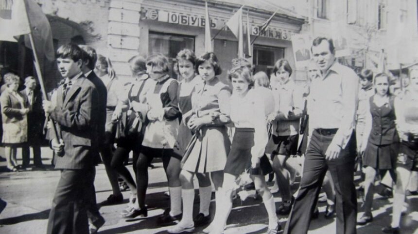 Мир. Труд. Май. 1977 год. По главной улице парадным маршем с Виктором Васильевичем Толкачёвым.