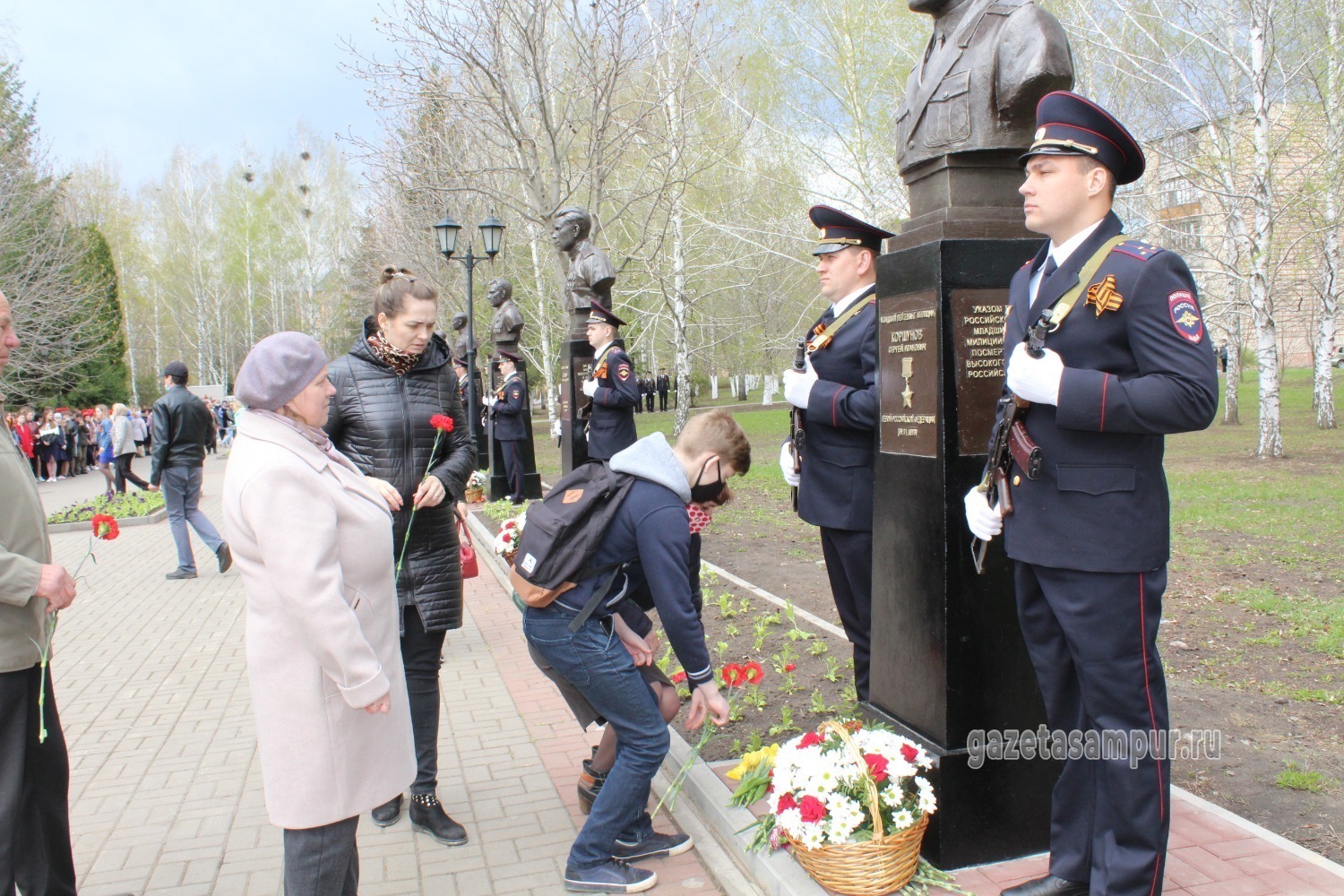 Возложение цветов к бюстам Героев СССР в посёлке Сатинка