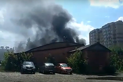Чёрный дым в центре Тамбова: в районе завода «Ревтруд» загорелось нежилое помещение