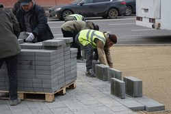 На одной из центральных улиц Тамбова возобновили укладку тротуарной плитки