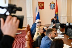 Евгений Первышов поручил навести порядок в обеспечении льготными лекарствами 