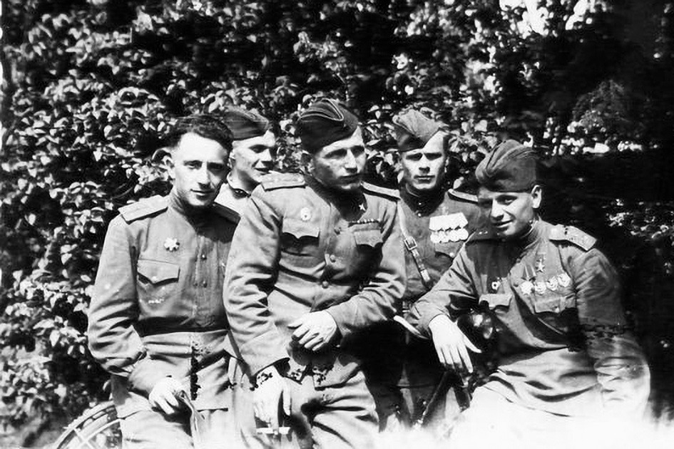 Николай Дмитриевич Цыплухин (в центре) с однополчанами, Польша, 1945 год