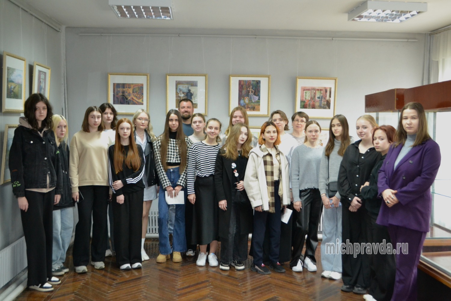 Воспитанники и педагоги художественной школы 