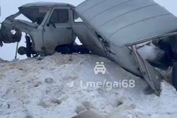 В Петровском округе УАЗ вылетел на встречку и столкнулся с грузовиком