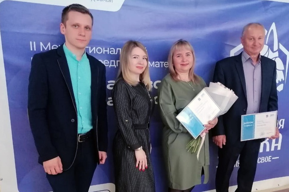 Представители администрации Рассказовского округа с награждёнными Наталией Гайваронской и Юрием Агаповым 