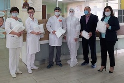 Участники акции «Мы вместе» передали персоналу тамбовского перинатального центра защитные комплекты