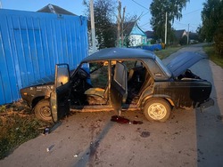 В Мучкапском легковушка с подростками врезалась в бытовку: 18-летний водитель погиб
