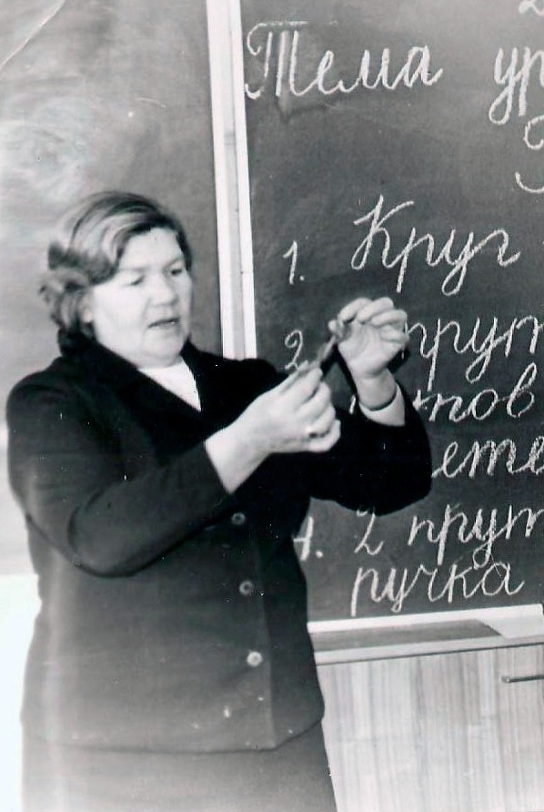 Нина Николаевна Жукова объясняет новую тему
