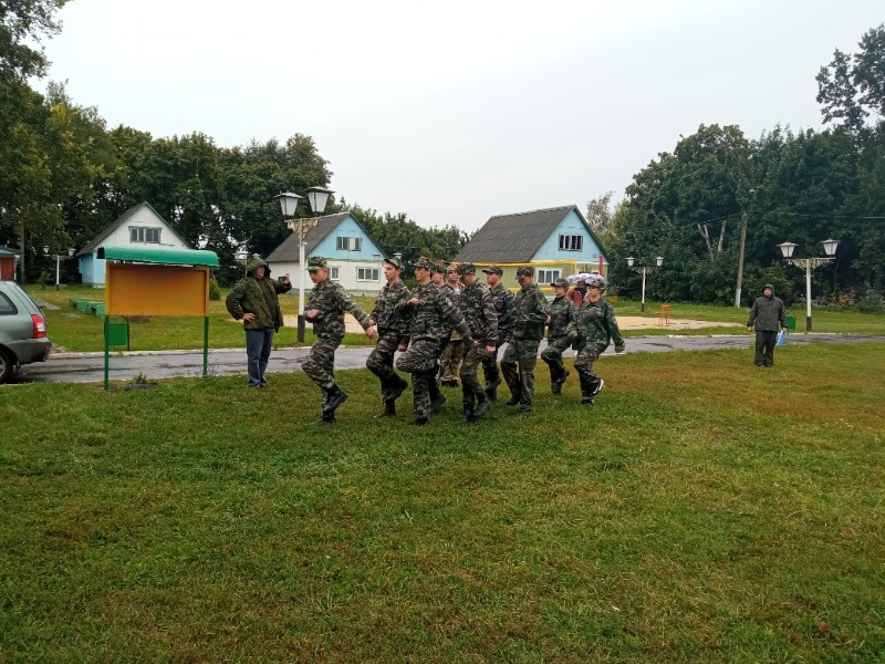 Проведена военно спортивная игра. Лагерь Патриот. Военные фото детей в бою. Стрельба отделения.