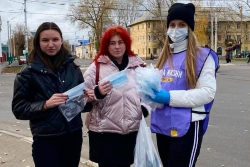 Раздают маски. Девушка в маске медицинской на улице. Маски раздают на улицах. Волонтеры раздают маски. Волонтеры одинцово 2016.