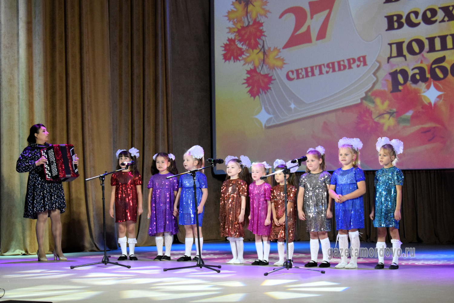 Выступают воспитанники детского сада "Золотой ключик"