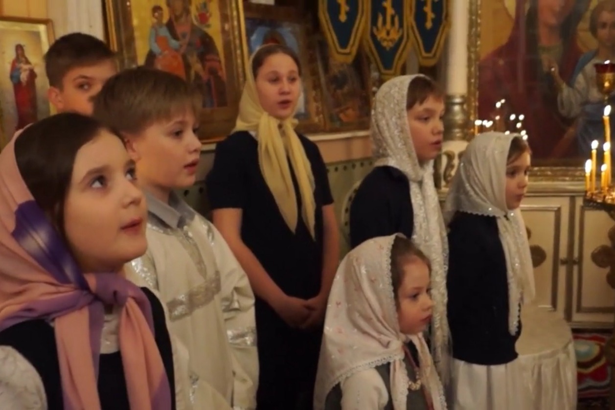 Воспитанники воскресной школы поют после рождественского богослужения