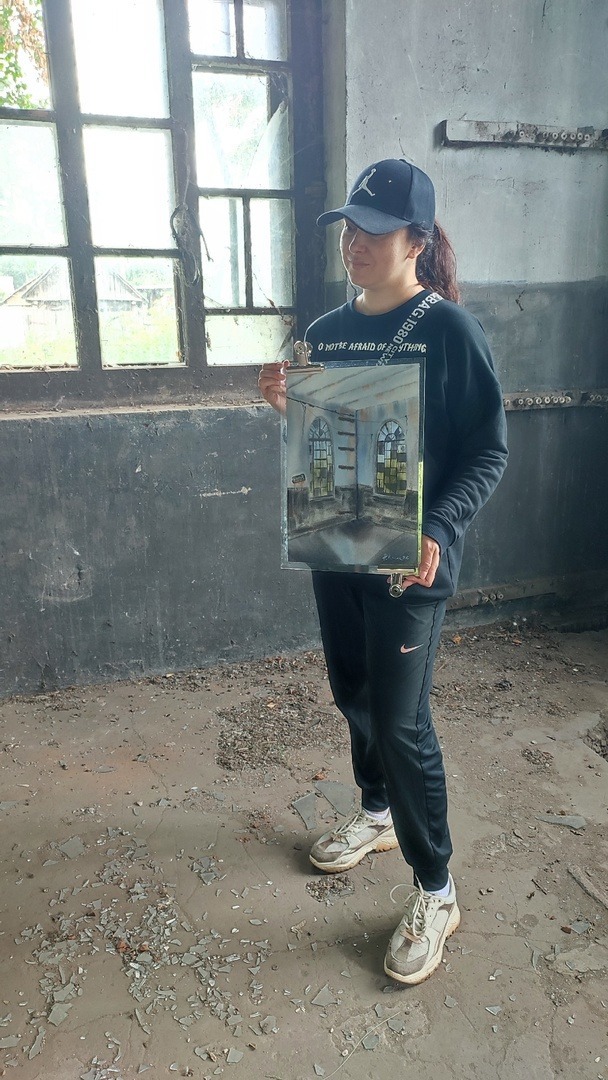 Раксана Ким в здании бывшей электростанции в селе Ленинское