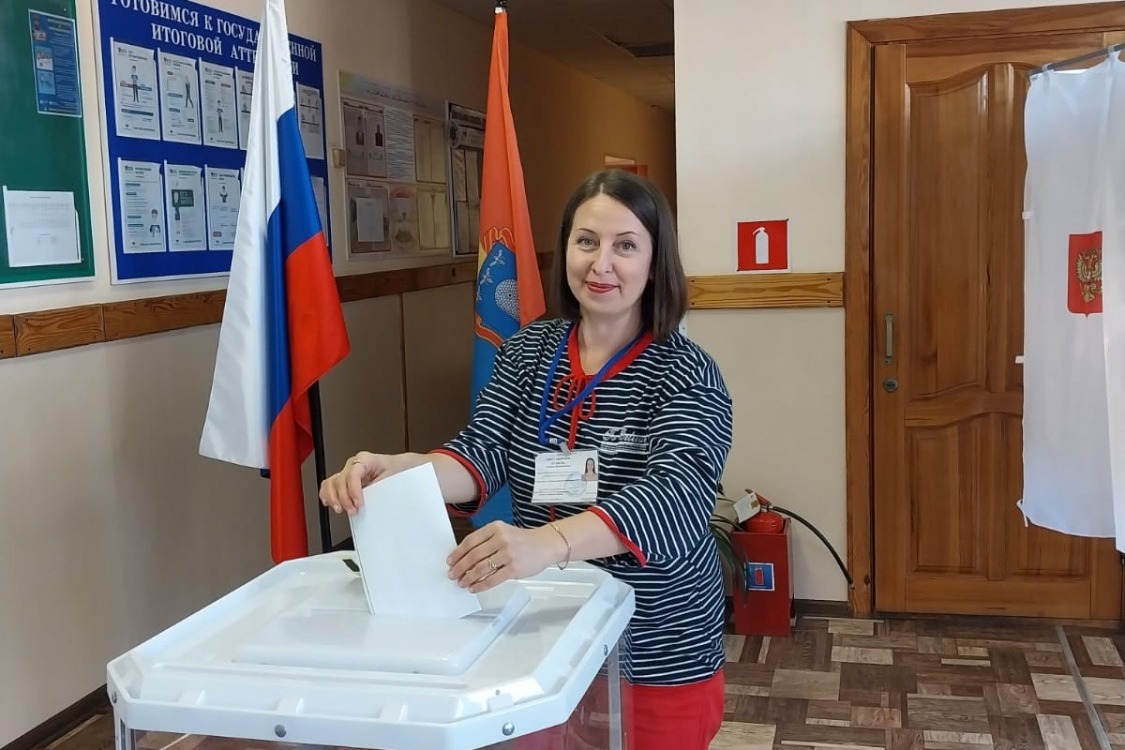 Голосует Наталья Владимировна Куликова, учитель Староюрьевской СОШ