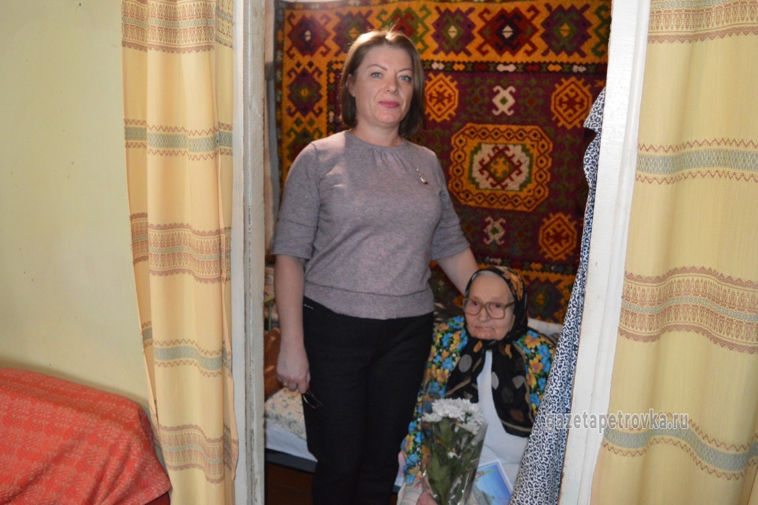 Поздравляет бабушку заместитель главы Петровского сельсовета Ольга Подколзина