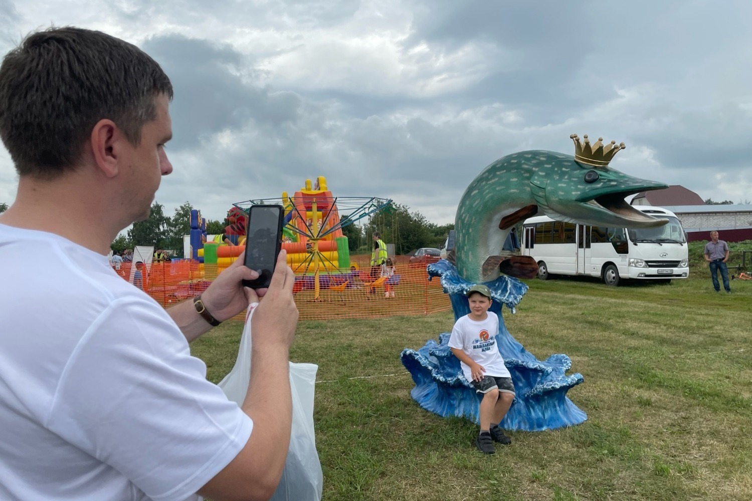 С фигурой щуки на фестивале в Староюрьево посетители охотно фотографируются