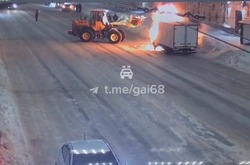 В Тамбове тракторист помог потушить снегом горящую «Газель» 