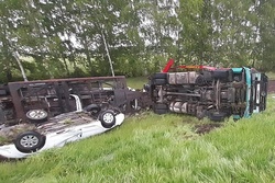 В Тамбовской области опрокинулся тягач, перевозивший восемь автомобилей