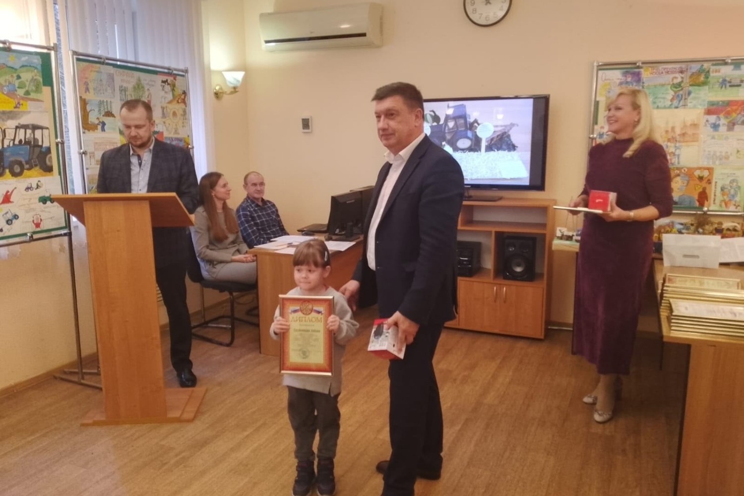 Юную победительницу поздравляет министр труда и занятости населения Тамбовской области Михаил Филимонов 