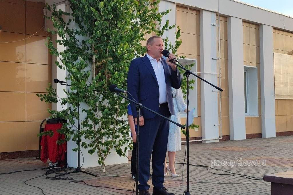 Собравшихся на праздник поздравил глава Пичаевского округа Виктор Лазутин