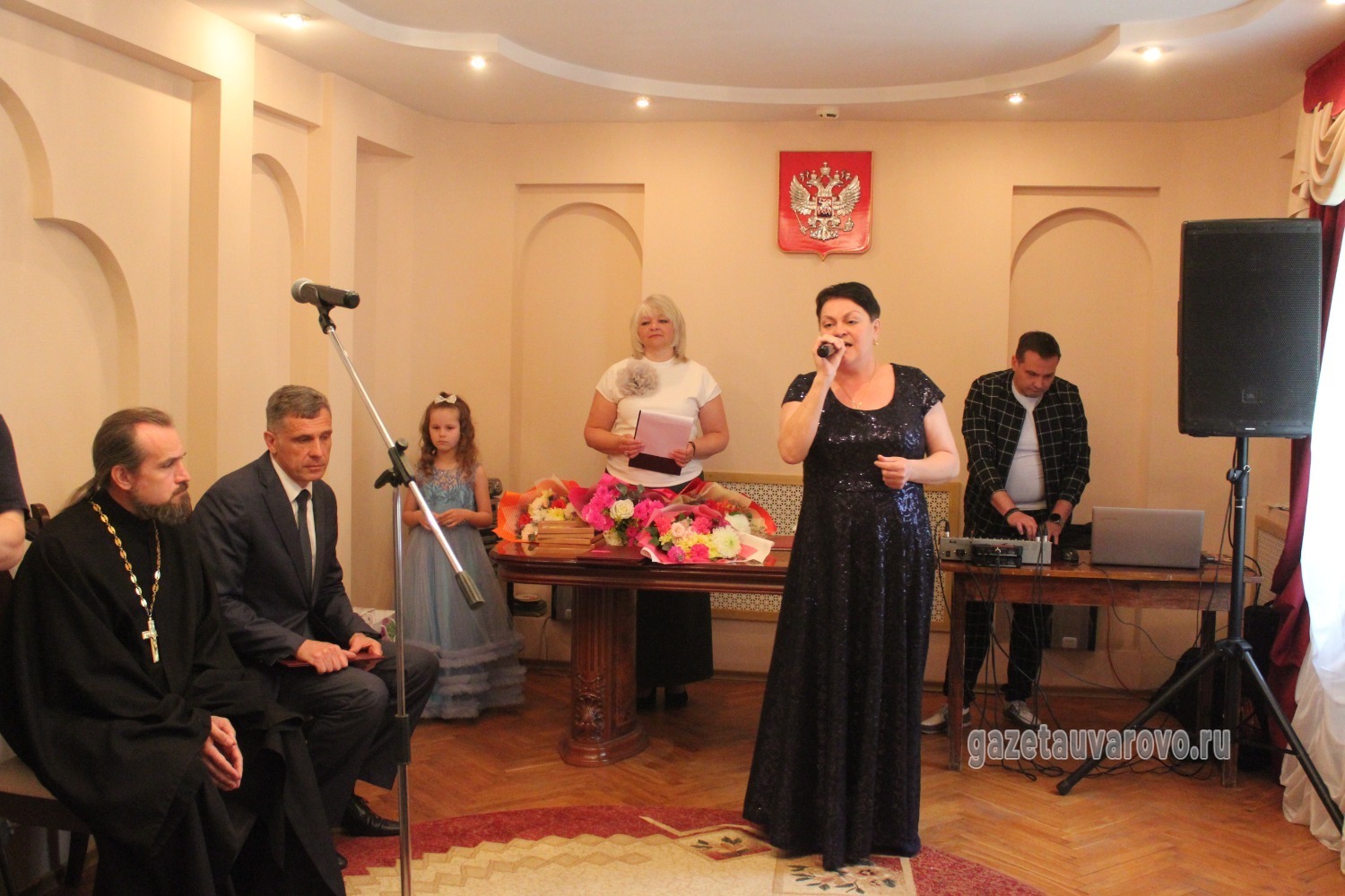 Поёт Неля Аликян