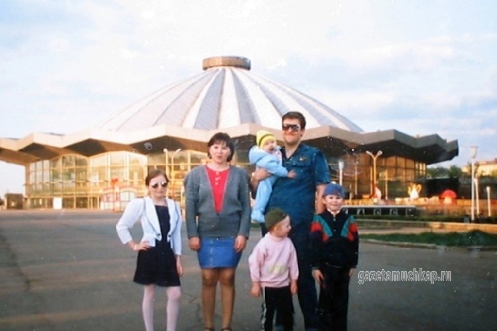 Елена, Иван, Виктор и Дарья с родителями Светланой и Олегом Лутаенко