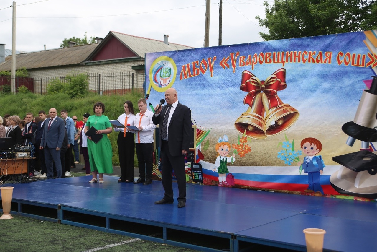 Выпускников поздравил глава Кирсановского района Александр Редин