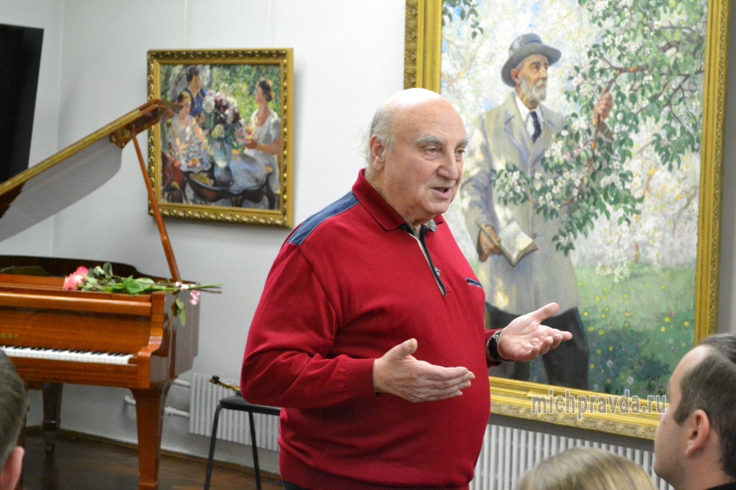 Валерий Аршанский обращается к гостям музея