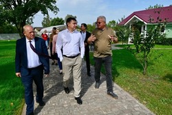 Евгений Первышов посетил социальные и агротуристические объекты Петровского округа