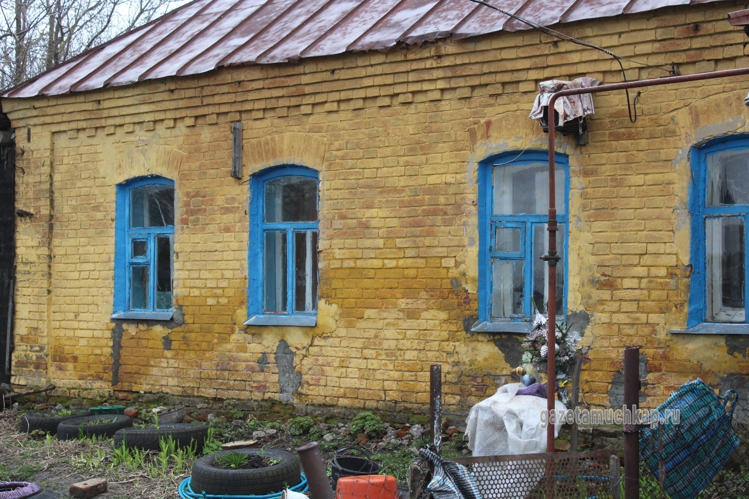 Просто жёлтый кирпичный дом