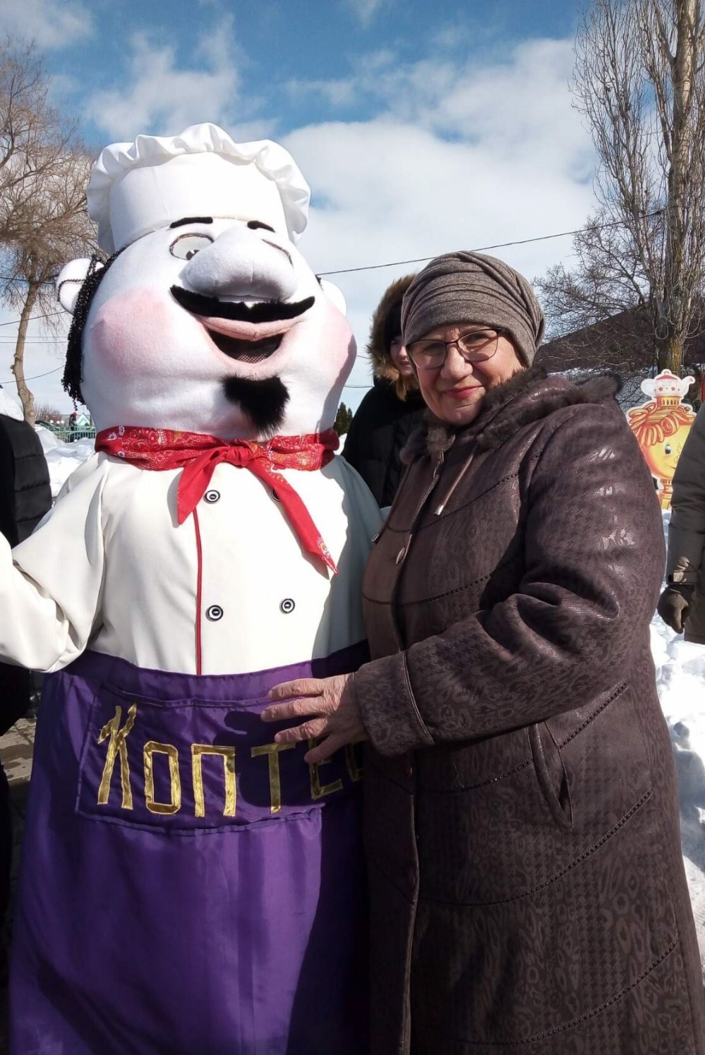 Любовь Павловна Сапунова с ростовой куклой, сшитой для одного из праздников