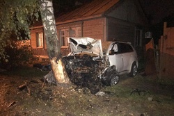 В Тамбове на Пролетарской водитель "БМВ" врезался в дерево и в дом