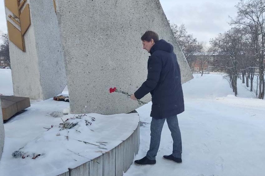 Цветы к Вечному огню возлагает председатель городского Совета народных депутатов Александр Кочетков