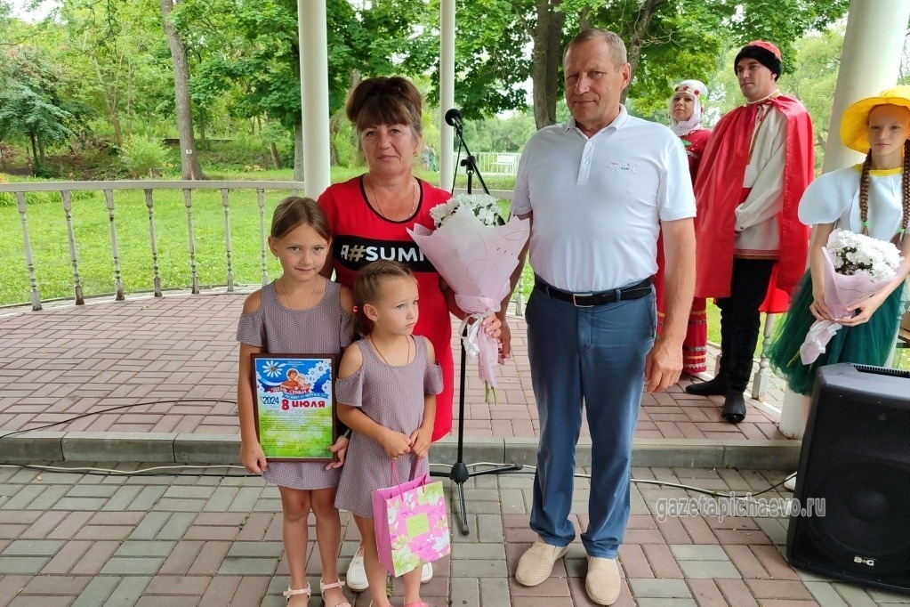 Нина Перушина с внучатами и главой округа