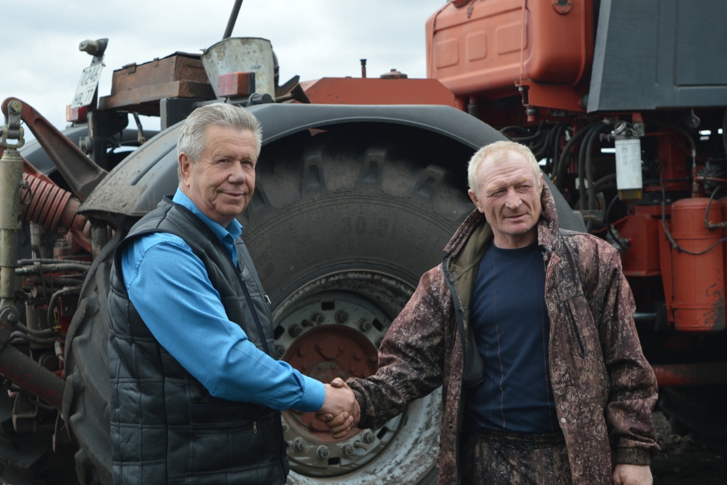 Фермер Рифат Тагиров и механизатор Михаил Савин работают вместе больше 20 лет