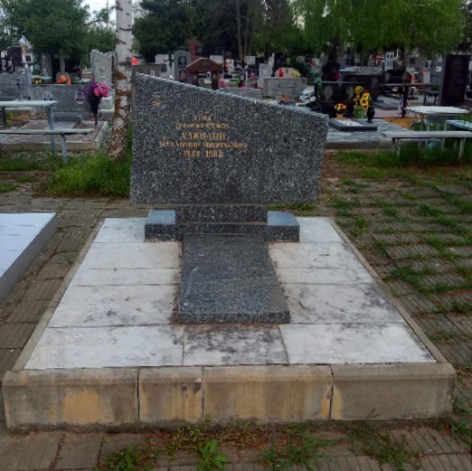 Надгробный памятник на Аллее Героев городского кладбища города Славянск-на-Кубани