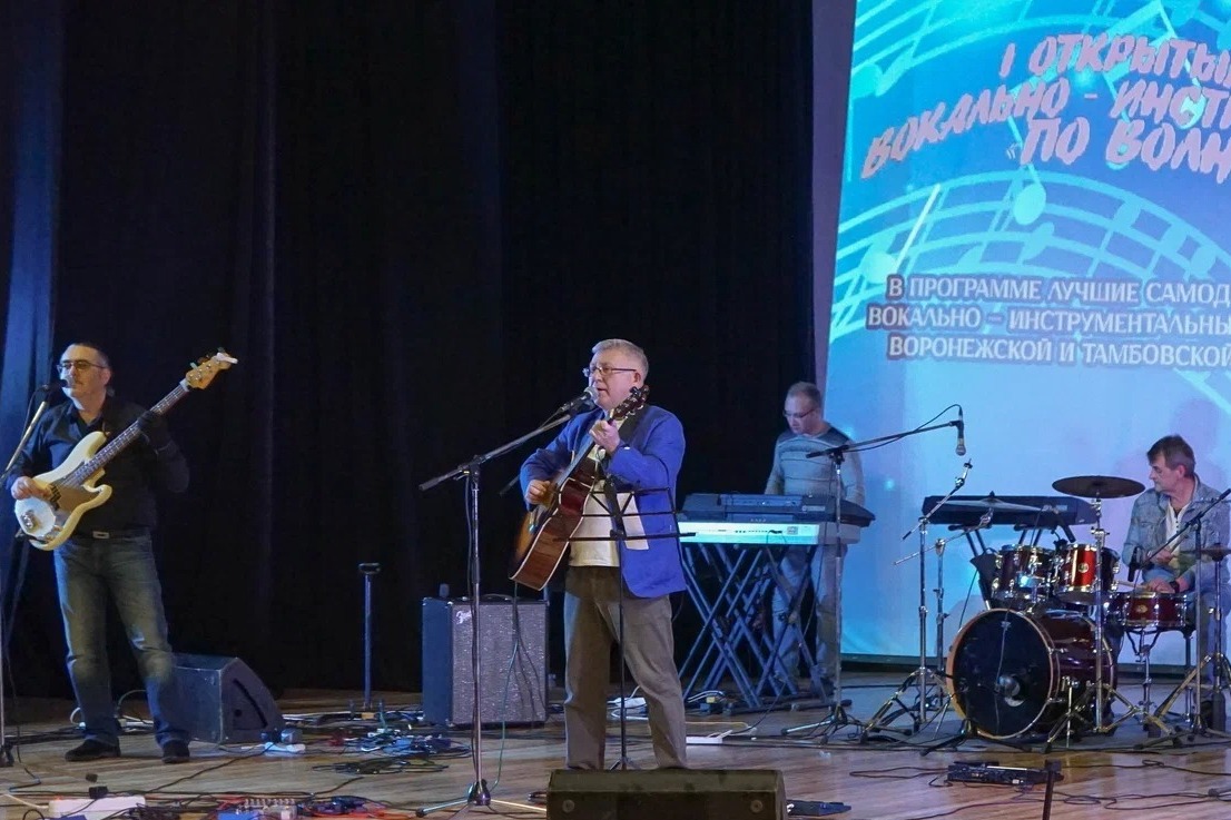 Группа «Шатл» выступает на сцене ДК Мичуринска